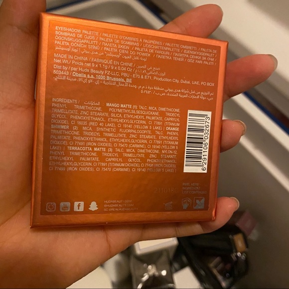Brand new! Huda beauty eyeshadow - Picture 2 of 2